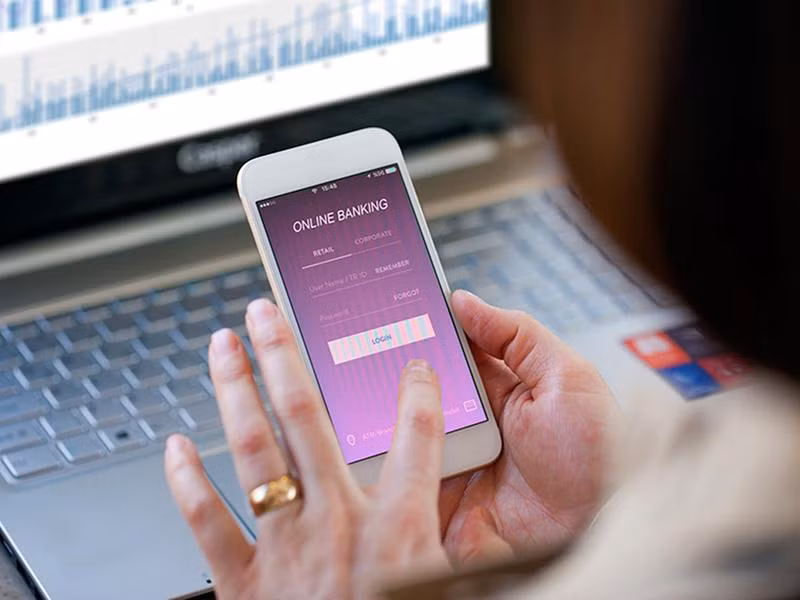  Cô gái 29 tuổi bị bạn trai lừa 1,2 tỷ đồng: Tin tưởng bạn trai quen qua mạng, chị L. (29 tuổi, quê huyện Kim Sơn, tỉnh Ninh Bình) đóng 1,2 tỷ đồng để đầu tư vàng ảo. Khi L. tìm cách rút tiền ra nhưng không thành công, đồng thời bị bạn trai tự xưng quốc tịch Trung Quốc bị cắt đứt liên lạc nên đã tố cáo. Ngày 24/9, Công an quận Bắc Từ Liêm (Hà Nội) đang điều tra, làm rõ.