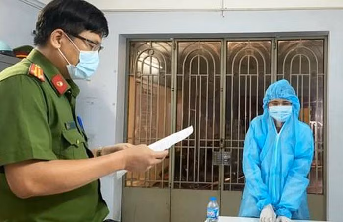  Nhậu say về đánh cha tử vong chỉ vì chuyện đi vệ sinh: Lê Thanh Phong (SN 1982 , ngụ huyện Cần Giuộc, Long An ) đi nhậu về thì mắng chửi cha là ông Lê Văn Thành (SN 1953) vì trước đó đi tiểu trong nhà vệ sinh nhưng không múc nước để rửa. Phong bực tức đánh cha tử vong. Ngày 24/9, Phong bị Công an tỉnh Long An tạm giữ.