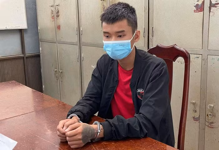  Nam thanh niên đâm chết chủ nợ: Huỳnh Minh Dương (19 tuổi, ngụ huyện Ea Kar, Đắk Lắk ) nhớ lại chuyện bị chủ nợ là anh Huỳnh Thanh Tây (26 tuổi, ngụ cùng địa phương) đòi tiền và đánh 10 ngày trước nên rút dao đâm chết người này. Ngày 24/9, Dương bị Công an Đắk Lắk bắt giữ. 