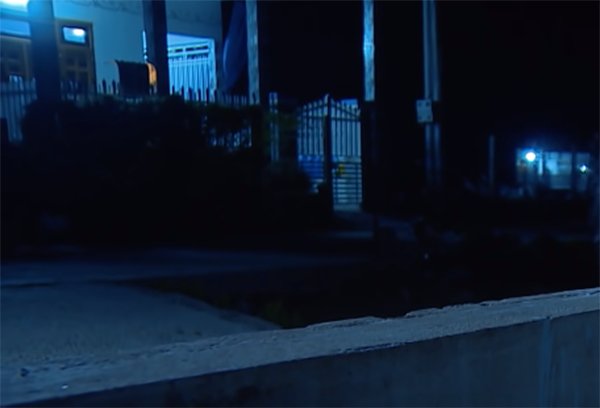  Do tiếng va đập khi xô đẩy mạnh nên đứa con nhỏ của nữ gia chủ thức giấc la khóc nên "bóng ma" chuyển hướng dò tìm tài sản trong vài phút rồi vội vã tẩu thoát sau khi cướp đoạt được 200.000 đồng. (Ảnh: ANTV)