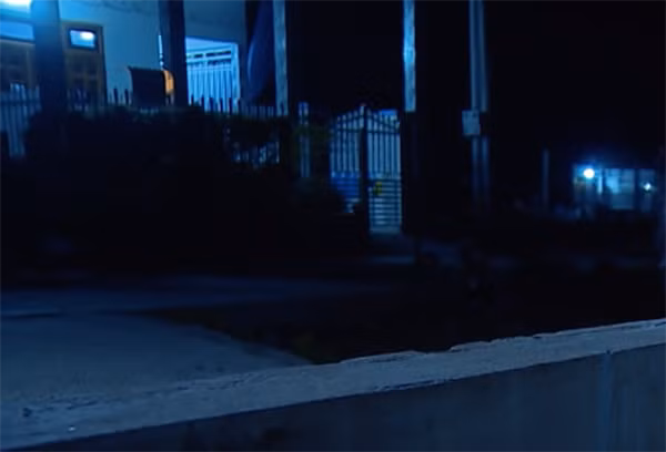  Do tiếng va đập khi xô đẩy mạnh nên đứa con nhỏ của nữ gia chủ thức giấc la khóc nên "bóng ma" chuyển hướng dò tìm tài sản trong vài phút rồi vội vã tẩu thoát sau khi cướp đoạt được 200.000 đồng. (Ảnh: ANTV)