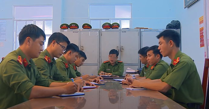 Cả hai vụ án xảy ra vào tầm nửa đêm, đối tượng gây án đột nhập bất ngờ, sử dụng hung khí đe dọa tính mạng khiến nạn nhân hoảng loạn. Nạn nhân không thể nào ghi nhớ chính xác đặc điểm nhận dạng hung thủ, nên các trinh sát, điều tra viên vấp phải rất nhiều khó khăn trong hoạt động điều tra truy xét hành tung thủ phạm. (Ảnh: ANTV)