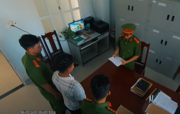 Khi biết không thể chối cãi được nữa, Trần Văn Tân khai nhận đã gây ra 4 vụ hiếp dâm, cướp tài sản ở thôn Mỹ Tân 1, xã Thanh Hải. Ngày 17/7/2020, Cơ quan CSĐT Công an huyện Ninh Hải đã ra quyết định khởi tố bị can, bắt tạm giam Trần Văn Tân về hai tội danh "Hiếp dâm" và "Cướp tài sản". (Ảnh: ANTV) 