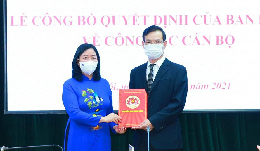Chúc mừng ông Triệu Tài Vinh nhận nhiệm vụ mới, Trưởng ban Dân vận Trung ương Bùi Thị Minh Hoài đánh giá cao quá trình nỗ lực, phấn đấu công tác của ông Triệu Tài Vinh.