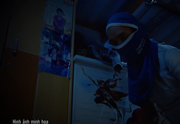 Chị bị đánh thức bởi tiếng động bất thường từ phía cánh cửa, khi vừa bật dậy bước ra khỏi giường thì "bóng ma" ập vào đưa tay bịt mồm chị, tay còn lại cầm kéo khống chế rồi cất tiếng đe dọa sát hại tính mạng nếu nạn nhân kêu la. (Ảnh: ANTV)