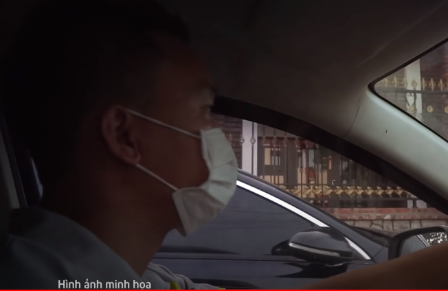 Phi thuê taxi chở quanh các quốc lộ, tỉnh lộ, đường liên xã, tìm những nhà vắng người, biệt lập, đặc biệt là những khu đô thị, khu dân cư mới, có lối đi vào phía sau. Gã chuẩn bị dụng cụ (dao, đục sắt, găng tay, mũ, khẩu trang), chọn thời điểm chủ nhà đi vắng hoặc đêm tối, trời mưa để đột nhập, trộm cắp tài sản rồi tẩu thoát, thời gian gây án chỉ trong 30 phút đến 1 giờ đồng hồ. (Ảnh: ANTV)