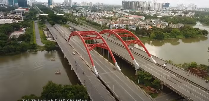 Tổ trinh sát được lệnh bay gấp vào TP HCM, chia nhau ra tìm kiếm chỗ ở của 1 nghi can. (Ảnh: ANTV)