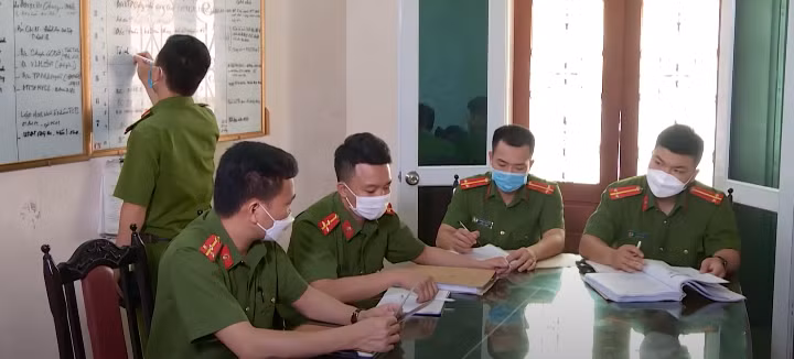 Xác định đây là vụ án nghiêm trọng, xảy ra giữa thời điểm dịch bệnh COVID-19 đang diễn biến phức tạp, Công an tỉnh Ninh Bình giao Công an huyện Gia Viễn xác lập chuyên án đấu tranh. Các trinh sát, điều tra viên dày dạn kinh nghiệm của Công an huyện phối hợp với Phòng Cảnh sát hình sự (CSHS) quyết tâm tìm ra thủ phạm trong thời gian nhanh nhất. (Ảnh: ANTV)