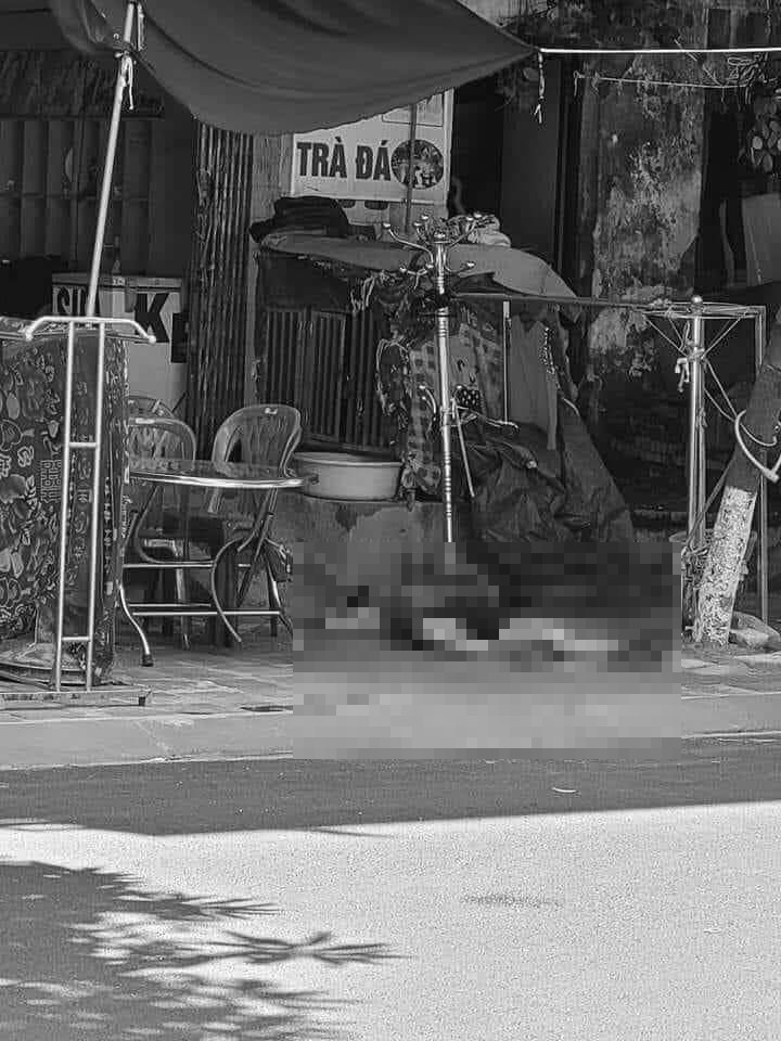 Theo nhân chứng, nạn nhân khi bị nghi phạm truy sát đã cố gắng bỏ chạy và kêu cứu nhưng không ai kịp phản ứng. Nhà chức trách cho biết, cơ quan chuyên môn đã hoàn tất công tác khám nghiệm tử thi, hiện trường. Thi thể của bà H. đã được bàn giao cho gia đình chiều nay. 