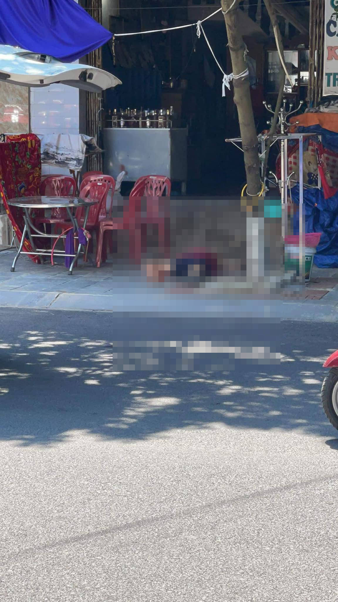 Được biết, Hùng là nhân vật cộm cán, có tiền án, tiền sự, mới chấp hành xong án phạt tù được 2 năm. Hiện vụ người phụ nữ bị chém chết khi bước ra khỏi cửa ở Hưng Yên đang được cơ quan chức năng điều tra, làm rõ. 