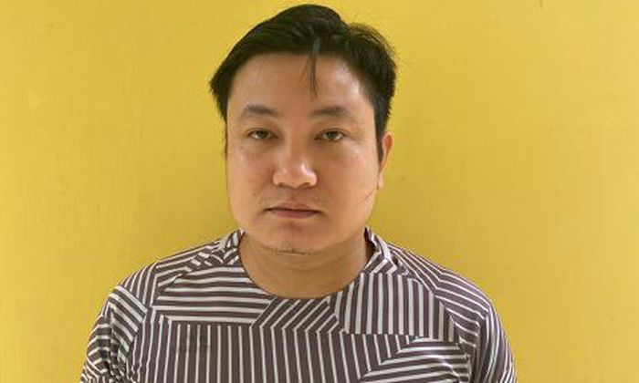 Tổng giám đốc "dỏm" lừa 400 người góp vốn, chiếm đoạt 50 tỷ đồng: Vũ Đức Hậu (SN 1991, trú huyện Hạ Hòa, tỉnh Phú Thọ) tự giới thiệu là Tổng giám đốc dự án RVG Ngân hàng số Vương quốc Anh cùng đồng phạm đã huy động vốn, hứa hẹn đầu tư vào dự án với lãi suất cao rồi chiếm đoạt số tiền 50 tỷ đồng của các nạn nhân. Ngày 28/9, Công an tỉnh Phú Thọ đã khởi tố nhóm đối tượng này.
