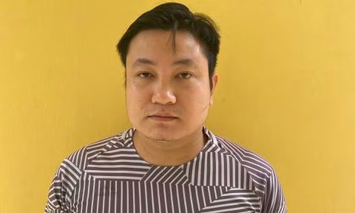  Tổng giám đốc "dỏm" lừa 400 người góp vốn, chiếm đoạt 50 tỷ đồng: Vũ Đức Hậu (SN 1991, trú huyện Hạ Hòa, tỉnh Phú Thọ) tự giới thiệu là Tổng giám đốc dự án RVG Ngân hàng số Vương quốc Anh cùng đồng phạm đã huy động vốn, hứa hẹn đầu tư vào dự án với lãi suất cao rồi chiếm đoạt số tiền 50 tỷ đồng của các nạn nhân. Ngày 28/9, Công an tỉnh Phú Thọ đã khởi tố nhóm đối tượng này.