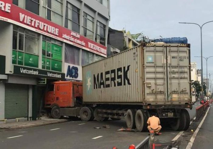 Tài xế ngủ gục lao xe đầu kéo vào chi nhánh ngân hàng: Chiều 23/9, xe đầu kéo khi đến trước chi nhánh một ngân hàng thuộc phường 15, quận Phú Nhuận, TP HCM, tài xế ngủ gục tông thẳng xe vào chi nhánh ngân hàng. Tại hiện trường phần cửa phía trước của chi nhánh ngân hàng bị hư hỏng nặng, chiếc xe đầu kéo chắn toàn bộ làn đường, tài xế bị thương nhẹ. 