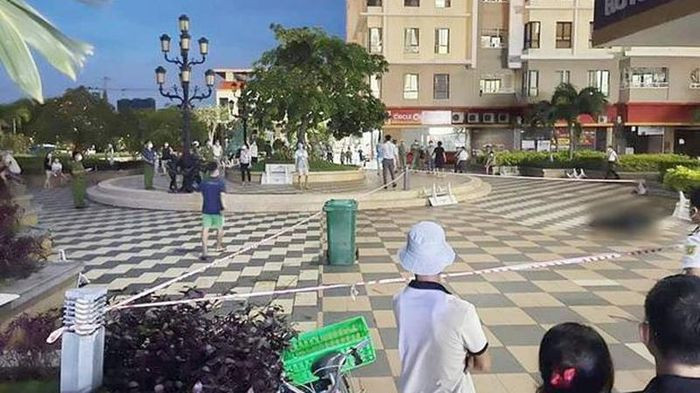  Rơi từ tầng cao chung cư xuống đất, cô gái trẻ tử vong: Tối 22/9, nhiều người sống tại block A2, chung cư Đức Khải (quận 7, TP HCM) nghe tiếng động mạnh. Đi kiểm tra, họ phát hiện H.T.N.L. (23 tuổi, quê Bình Thuận) rơi từ tầng cao nằm tử vong trên mặt đất. Theo cư dân, L. thuê căn hộ sống một mình tại tầng 19 chung cư Đức Khải được khoảng 3 tháng trước.