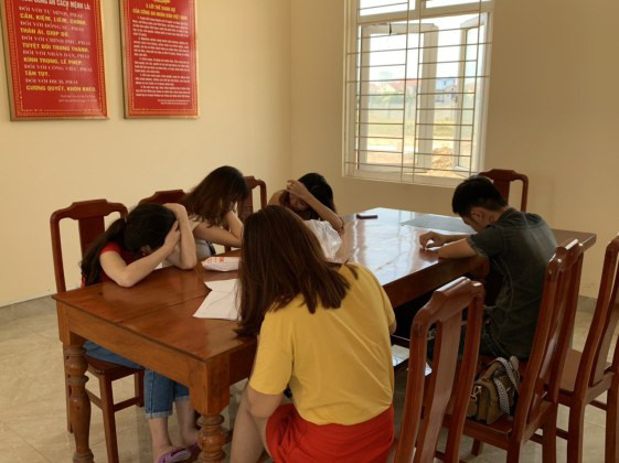  Bắt quả tang 4 cặp nam nữ mua bán dâm trong nhà nghỉ: Ngày 23/9, Công an TP Hải Phòng cho biết, vừa kiểm tra nhà nghỉ Thùy Dương (phường Đông Khê, quận Ngô Quyền) bắt quả tang 4 đôi nam nữ đang mua bán dâm. Mỗi lượt bán dâm, các cô gái được khách trả 400.000 đồng. Sau đó, họ phải trích lại cho chủ nhà nghỉ 50.000-100.000 đồng. (Ảnh minh họa) 