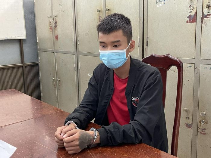  Nhớ lại thù cũ, nam thanh niên đâm chết người ở quán nhậu: Trong lúc đang ngồi nhậu ở quán Huỳnh Minh Dương (SN 2002, trú huyện Ea Kar, Đắk Lắk) nhớ lại việc cách đây khoảng 10 ngày có bị Huỳnh Văn Tây (SN 1995, trú cùng địa phương) đòi tiền và đánh mình nên Dương đã dùng dao đâm tử vong Tây. Ngày 23/9, Dương bị Công an tỉnh Đắk Lắk tạm giữ. 