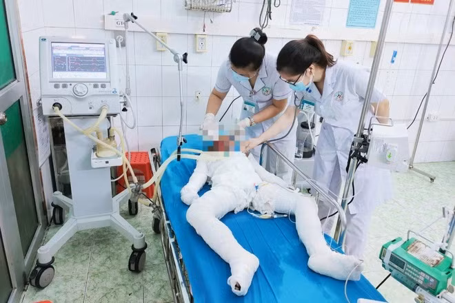 Nghi an bo de dung xang thieu 3 con nho roi tu tu o Tuyen Quang