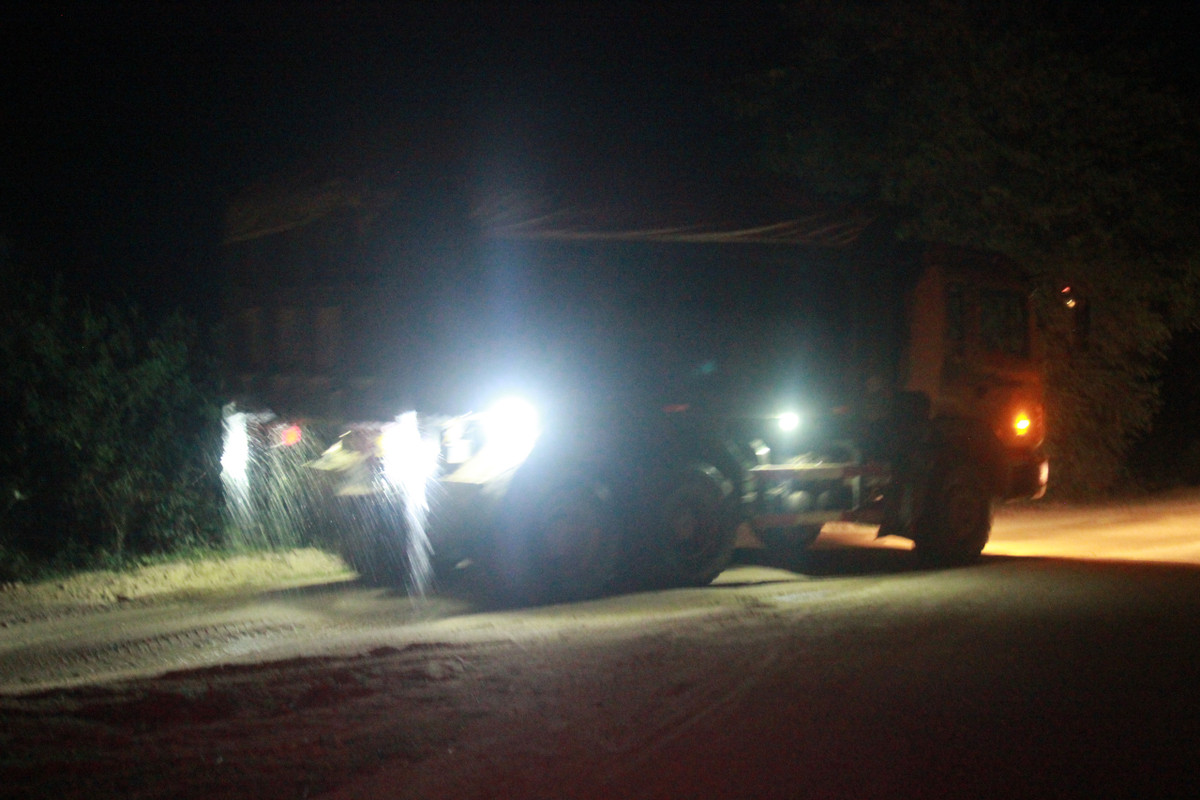 Bọn chúng chia nhau ra, kẻ dùng vũ khí trấn áp các thành viên trên xe, kẻ lục lọi khắp xe để tìm kiếm các tài sản giá trị. Kết quả mà chúng "thu hoạch" được là gần 30 triệu đồng tiền mặt, một số trang sức vàng. Nhưng không chỉ dừng lại ở đó. Trong quá trình cướp bóc, trấn lột, thấy một nạn nhân nữ ngồi trên xe tuổi đời còn rất trẻ, nhan sắc dễ nhìn, đang run bắn vì sợ hãi, tên tướng cướp Nguyễn Ngọc Sang đã không bỏ qua. (Anh minh họa) 