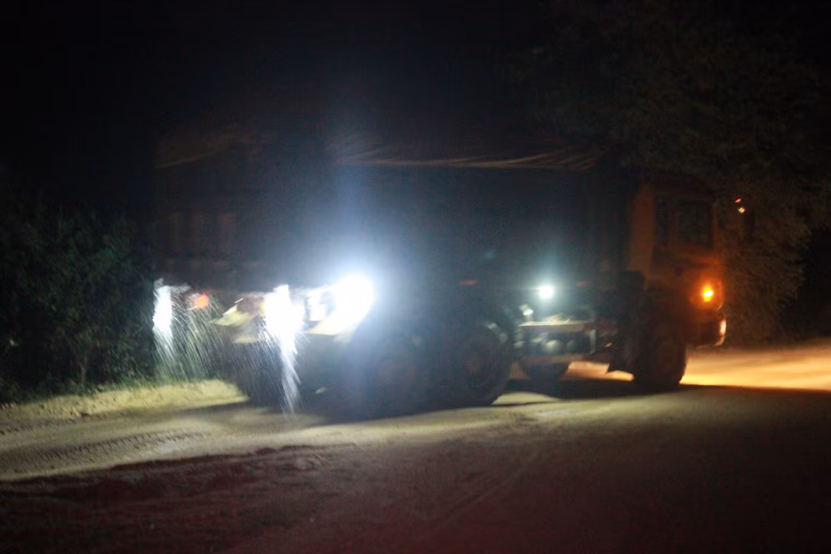 Bọn chúng chia nhau ra, kẻ dùng vũ khí trấn áp các thành viên trên xe, kẻ lục lọi khắp xe để tìm kiếm các tài sản giá trị. Kết quả mà chúng "thu hoạch" được là gần 30 triệu đồng tiền mặt, một số trang sức vàng. Nhưng không chỉ dừng lại ở đó. Trong quá trình cướp bóc, trấn lột, thấy một nạn nhân nữ ngồi trên xe tuổi đời còn rất trẻ, nhan sắc dễ nhìn, đang run bắn vì sợ hãi, tên tướng cướp Nguyễn Ngọc Sang đã không bỏ qua. (Anh minh họa) 