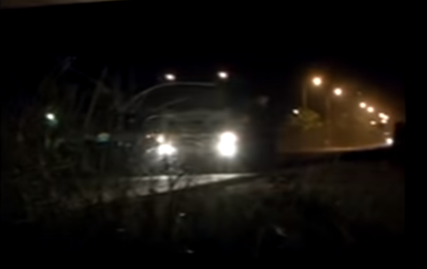 Chỉ đến khi các trinh sát hô to, yêu cầu hai đối tượng đầu hàng thì bọn chúng mới hoảng hồn biết mình đã rơi vào tầm ngắm của lực lượng Công an. Nhưng vì là những đối tượng manh động, nên hai tên này đã ngay lập tức bỏ chạy, bất chấp các chiến sĩ Công an đã bắn súng chỉ thiên để cảnh cáo. Không còn cách nào khác, tổ công tác buộc phải nổ súng. (Ảnh: ANTV)