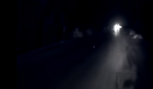 Biết tình hình không ổn, nên lựa lúc các chiến sĩ Công an thiếu đề phòng nhất, hai tên cướp nhảy lên xe vọt đi. Trong quá trình bị các trinh sát Công an truy đuổi, bọn chúng kháng cự rất quyết liệt. Không còn cách nào khác, một trinh sát đã phải nổ súng. Tên Nguyễn Ngọc Sang bị thương, ngã xuống xe rồi chết. Trong người hắn có một CMND mang tên Nguyễn Văn Thương, tên thật của tên Sang này. (Ảnh: ANTV)