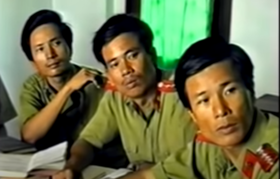 Mất rất nhiều thời gian xác minh, chắt lọc các đối tượng nổi bật dọc Quốc lộ 1A quanh địa bàn, Công an vẫn chưa tìm ra được đối tượng đáng nghi. Tuy nhiên, cuối cùng manh mối của vụ án cũng bắt đầu sáng tỏ, khi mở rộng điều tra về khu vực Bình Định, các trinh sát đã khoanh vùng một số đối tượng nguy hiểm, trong đó có tên cướp Đỗ Thái Bình, kẻ đã bị bắt vì tội cướp tài sản và bị án tù chung thân. Nhưng trong thời gian thi hành án tại trại giam Gia Trung, trong một lần bị ốm phải nhập viện, hắn đã lợi dụng thời cơ trốn trại, tiếp tục ra ngoài gây tội ác. (Ảnh: ANTV)