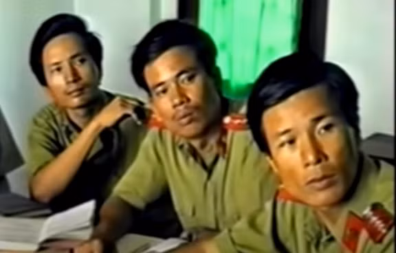 Mất rất nhiều thời gian xác minh, chắt lọc các đối tượng nổi bật dọc Quốc lộ 1A quanh địa bàn, Công an vẫn chưa tìm ra được đối tượng đáng nghi. Tuy nhiên, cuối cùng manh mối của vụ án cũng bắt đầu sáng tỏ, khi mở rộng điều tra về khu vực Bình Định, các trinh sát đã khoanh vùng một số đối tượng nguy hiểm, trong đó có tên cướp Đỗ Thái Bình, kẻ đã bị bắt vì tội cướp tài sản và bị án tù chung thân. Nhưng trong thời gian thi hành án tại trại giam Gia Trung, trong một lần bị ốm phải nhập viện, hắn đã lợi dụng thời cơ trốn trại, tiếp tục ra ngoài gây tội ác. (Ảnh: ANTV)