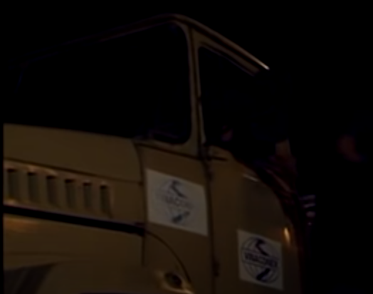 Rạng sáng hôm đó, tổ công tác Công an tỉnh phát hiện dấu hiệu bất thường khi một chiếc xe tải chạy qua khu vực cầu Cánh Tiên bị các đối tượng ném đá. Chiếc xe không dừng lại, nhưng các chiến sĩ Công an đã phát hiện ra hai bóng đen đáng nghi ở phía bên kia cầu Cánh Tiên. Không bỏ lỡ dịp may ngàn năm có một này, các trinh sát ngay lập tức bí mật áp sát khu vực mà hai đối tượng này đang đứng, tránh rút dây động rừng. (Ảnh: ANTV)