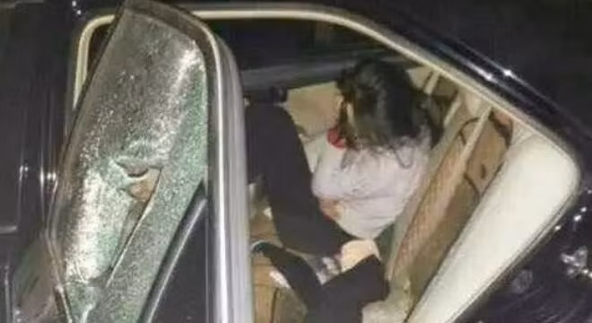 Hắn đã bắt đồng bọn canh cho mình rồi cưỡng hiếp cô gái tội nghiệp trước mặt toàn bộ những người đang có mặt trên xe, kể cả mẹ cô gái. Không một ai dám đứng ra phản kháng, cứu giúp cô gái khốn khổ vì những tên còn lại đang lăm lăm súng chĩa vào cả đoàn với lời đe. Vụ việc xảy ra chỉ trong vòng chưa đầy 1 tiếng đồng hồ thì nhóm cướp rút lui. Nhưng những ám ảnh mà chúng để lại với những nạn nhân trên chuyến xe đó, đặc biệt là cô gái bị hiếp dâm thì không bao giờ có thể xóa bỏ được. (Ảnh minh họa)