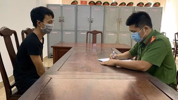  Đột nhập lấy trộm hơn 70 lượng bạc rồi lẩn trốn: Huỳnh Văn Quỳnh (SN 1996, trú huyện Phú Vang, Thừa Thiên Huế ) đã đột nhập vào tiệm vàng ở TP Huế và dùng dụng cụ cạy phá tủ lấy trộm nhiều nhẫn, dây chuyền, lắc tay… bằng bạc, có tổng trọng lượng khoảng 70 lượng rồi đem đi tiêu thụ. Ngày 25/9, Quỳnh bị Công an tỉnh Thừa Thiên Huế bắt giữ. 