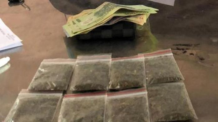  2 học sinh tham gia đường dây ma túy trong trường học: Ngày 25/9, Công an huyện Quỳ Hợp (Nghệ An) cho biết, vừa đánh sập đường dây bán lẻ ma túy trong trường học, đáng chú ý trong số này có 2 học sinh THPT tham gia làm mắt xích. Theo đó, Công an bắt 4 đối tượng về hành vi mua bán trái phép chất ma túy, thu giữ 22,25g cỏ mỹ và 3,45gam cần sa.