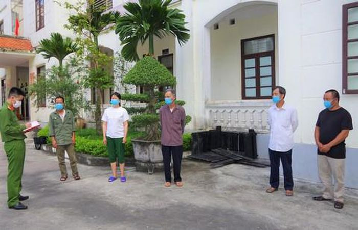  Nhóm nhân viên bảo vệ trộm tiền tỷ của công ty: Nhóm nhân viên bảo vệ làm của Công ty TNHH Clark Material Handling Việt Nam (địa chỉ huyện Cẩm Giàng, tỉnh Hải Dương) đã cấu kết với 2 đối tượng bên ngoài. Các đối tượng nhiều lần thực hiện hành vi trộm cắp các linh kiện sản xuất của công ty, trị giá lên đến hơn 1,1 tỷ đồng. Ngày 25/9, Công an tỉnh Hải Dương đã tạm giữ 5 đối tượng. 