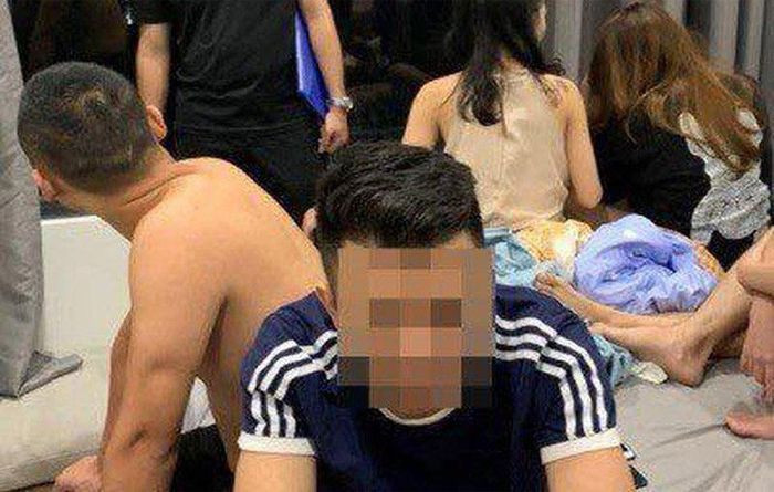  "Mở tiệc bay lắc" trong chung cư cao cấp: Ngày 25/9, Công an huyện Gia Lâm (Hà Nội) cho biết, phát hiện, bắt giữ 8 người (4 nam, 4 nữ) đang tụ tập sử dụng trái phép chất ma túy tại một căn hộ cao cấp ở xã Đa Tốn. Thời điểm kiểm tra, Công an thu giữ tang vật gồm 1 đĩa sứ màu trắng trên bề mặt có dính 0,096 gam Ketamine, 1 thẻ nhựa, 1 ống hút được quấn bằng tờ tiền... 