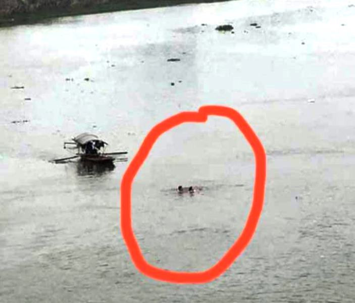 Thượng úy Ngô Văn Thứ chia sẻ: “Khi đó chỉ thấy mọi người đứng trên cầu hô hoán cứu người đuối nước dưới sông, bản thân là một quân nhân, thấy vậy tôi không suy nghĩ gì cả cởi quần áo và nhảy xuống sông cứu người với suy nghĩ phải cứu sống được người bị đuối nước dưới sông”.