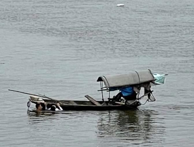 Rất may mắn, khi thượng úy Thứ vừa ôm được cô gái đang đuối nước thì có 1 chiếc thuyền cũng chạy ra hỗ trợ.