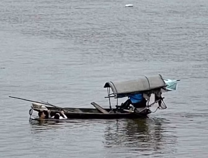 Rất may mắn, khi thượng úy Thứ vừa ôm được cô gái đang đuối nước thì có 1 chiếc thuyền cũng chạy ra hỗ trợ.