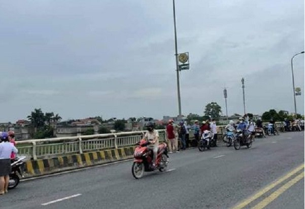 Trước đó, khoảng 11h30 trưa 17/9, khi đang trên đường đi làm từ cơ quan về nhà, vừa đến giữa Cầu Châu Sơn, thành phố Phủ Lý (Hà Nam), thượng úy Ngô Văn Thứ thấy nhiều người đang đứng trên cầu hô hoán cứu một cô gái đuối nước ở khu vực giữa sông Đáy.