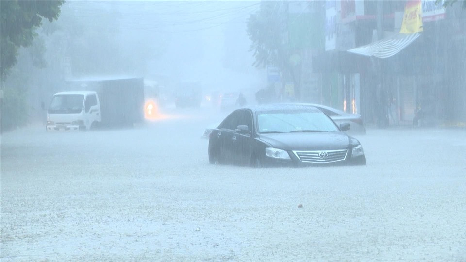 Nhiều tuyến đường ở Cẩm Phả chìm trong biển nước. (Ảnh: Lao Động)