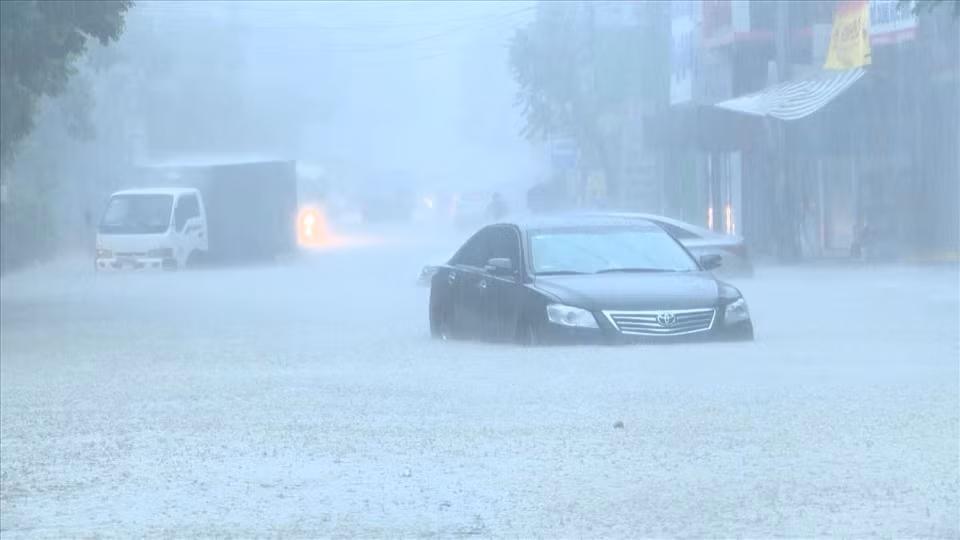 Nhiều tuyến đường ở Cẩm Phả chìm trong biển nước. (Ảnh: Lao Động)