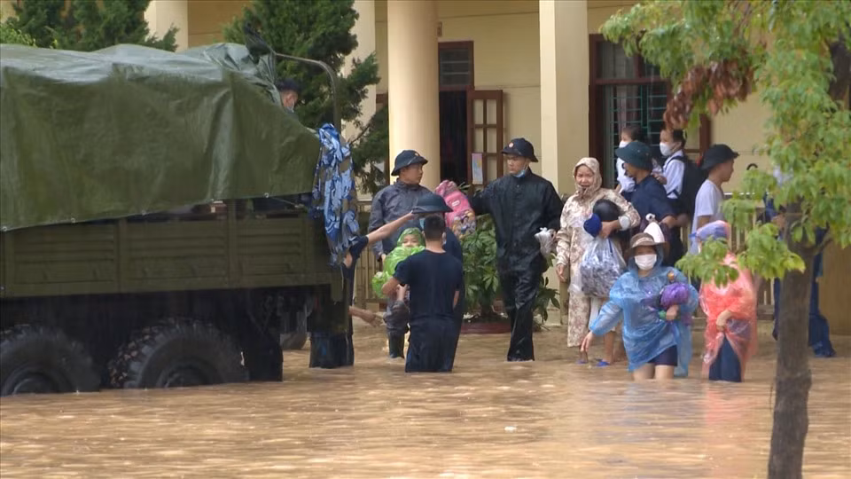 Để đảm bảo an toàn cho các em học sinh, lực lượng chức năng đã điều động cả xe quân đội đến đển đưa các em ra ngoài. (Ảnh: Lao Động)