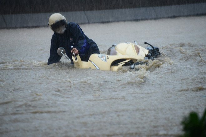 Trên quốc lộ 18A, đoạn KM8 phường Quang Hanh, TP. Cẩm Phả cũng xảy ra tình trạng ngập, lụt, dòng nước chảy xiết gây nguy hiểm cho người tham gia giao thông. (Ảnh: Pháp Luật và Bạn Đọc)