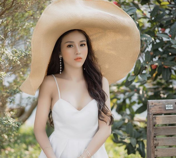 Hằng liên hệ với khách qua các tài khoản mạng xã hội Facebook, Zalo. Ngoài ra, một số dân chơi ở quán bar cũng là khách hàng thường xuyên của "bà trùm" ma túy này. 