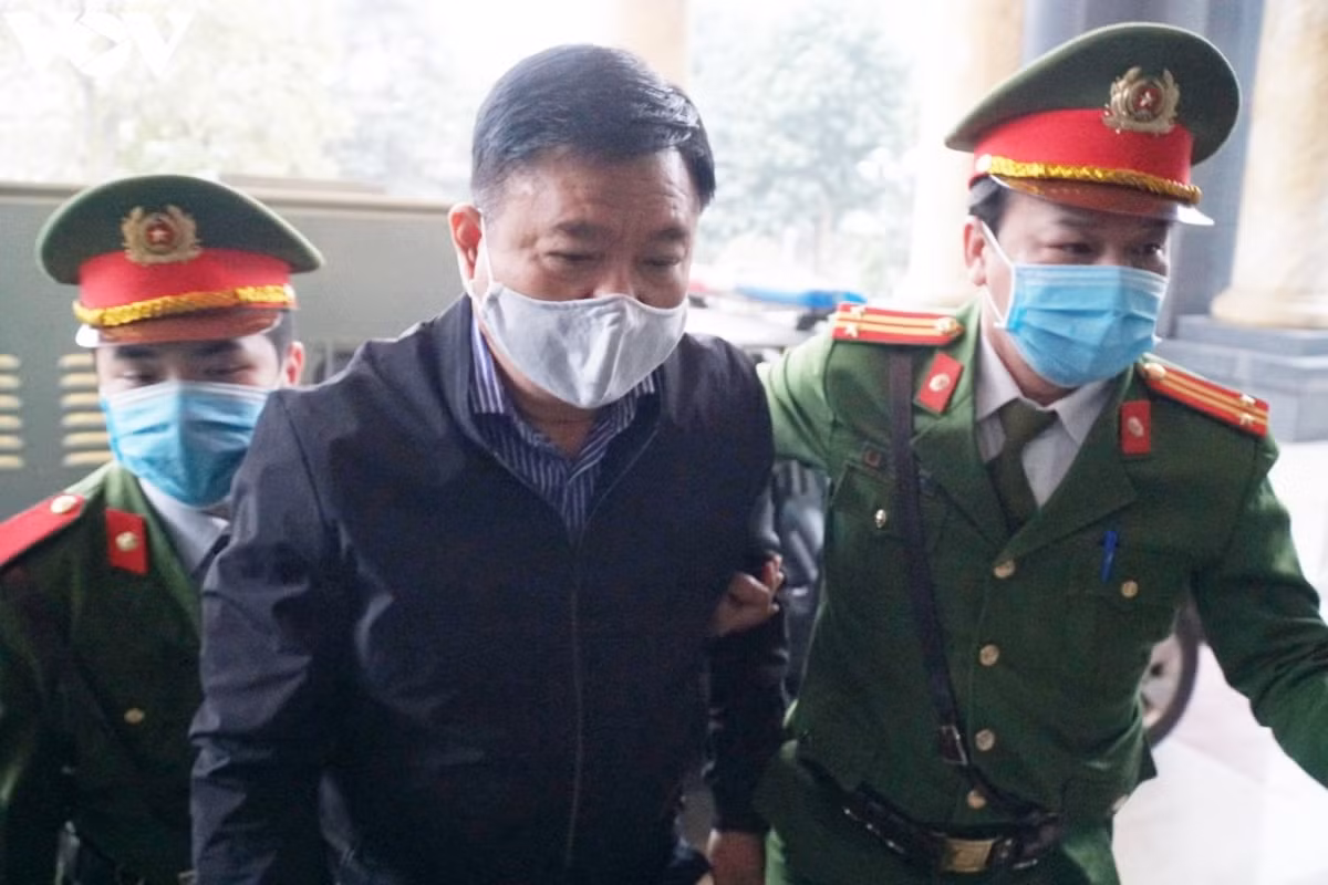 Trước đó, HĐXX cấp sơ thẩm tuyên phạt ông Thăng 11 năm tù vì tội Vi phạm quy định về đầu tư công trình xây dựng gây hậu quả nghiêm trọng. Tổng hợp với bản án cũ, ông Đinh La Thăng phải chấp hành hình phạt chung là 30 năm tù. 