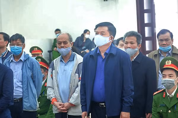 Mặc dù biết Tổng công ty Xây lắp dầu khí (PVC) chưa từng thực hiện dự án nào về lĩnh vực Ethanol, nhưng với vai trò Chủ tịch HĐQT PVN, ông Đinh La Thăng đã chủ trì nhiều cuộc họp để định hướng việc giao thầu cho PVC theo đề nghị của Trịnh Xuân Thanh. Về phần mình, Trịnh Xuân Thanh với vai trò TGĐ, Chủ tịch HĐQT PVC, biết rõ liên danh PVC/Alfa Laval/Delta-T không đủ năng lực, kinh nghiệm thực hiện gói thầu TK05 dự án Ethanol Phú Thọ.