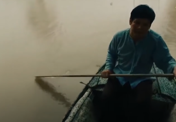 Thầy Tưng hay tư hào khoe với bà con có thể giúp chị em “dụ” được đức lang quân về sau những ngày bị ruồng bỏ chán chê. Những cô bác nào chồng có biểu hiện "ăn phở" thì đến thầy bốc thuốc tuyệt đối sẽ thấy sự linh nghiệm tức thời. Sau khi dùng phải bùa của thầy Hai, lập tức những ông chồng ngoan ngoãn về nhà và như có cảm giác mê các bà vợ già ở nhà? (Ảnh: ANTV)