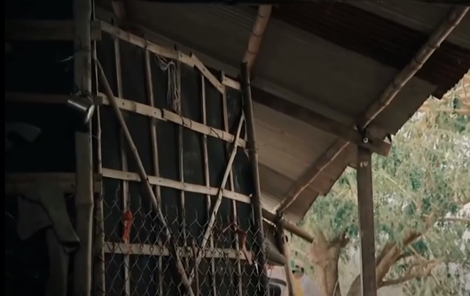 Khai thác nhanh, thầy Tưng chỉ xuống phía dưới sàn nhà và thú nhận bên dưới còn 2 thi thể bị vùi lấp. Con nước ngày đầu tháng 7 âm lịch dâng cao, vượt quá hàng rào quanh nhà thầy Tưng. Ngay trong đêm, người dân địa phương nỗ lực hỗ trợ cơ quan chức nào đào đất lấp bờ bao vây lấy căn nhà. Chỉ cách khu vực nhà thầy Hai khoảng gần 1 cây số, người dân hiếu kỳ ở các vùng lân cận hay tin đổ xô về xem rất đông. (Ảnh: ANTV)