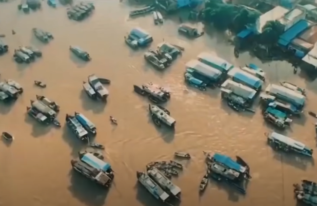 Chẳng mấy chốc danh tiếng của thầy Hai Tưng phủ lấy cả cù lao 3 xã. Ông ta nhanh chóng thoát khỏi cuộc sống lênh đênh nhờ bà con thương tình cho mượn tạm mảnh đất nhỏ để cất căn chòi mé kênh. Từ khi hòa nhập với cuộc sống mới, thầy Hai Tưng vẫn ngày đêm bốc thuốc chữa chạy cho mọi người. Ông sống khá lập dị. Suốt ngày căn nhà của thầy Hai Tưng cứ đóng im ỉm, chỉ có người vợ Trần Thị Thể (42 tuổi) thỉnh thoảng ra vào tiếp tế thức ăn cho ông. Thấy lạ, nhiều người dân thắc mắc, bà vợ này cho biết, thầy Hai đang Luyện thuật tà… "Thiên Linh cái". (Ảnh: ANTV)