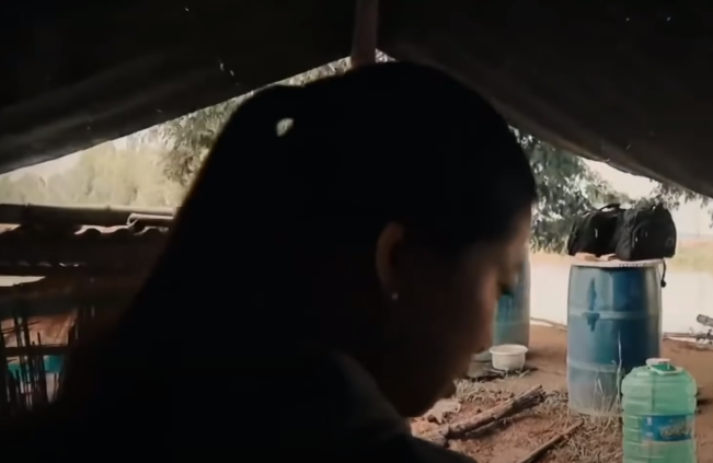 Cô gái ấy có tên Trần Thị Phương, thời điểm đó cô chỉ mới 25 tuổi. Phương sinh ra ở xã Tân Huề, nhà giáp ranh của xã thầy Hai Tưng trú ngụ và cùng chung trên cù lao. Hoàn cảnh quá khó khăn, lấy chồng được vài năm, cô đến TP. HCM để tìm việc làm và gửi tiền về quê phụ giúp gia đình. (Ảnh: ANTV)