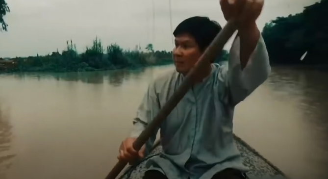 Nhiều người nhìn nhận trông thầy Hai Tưng có tượng mạo hiền từ. Cách ông nói chuyện nhẹ nhàng, khéo léo, có tích, có tuồng nên càng khiến mọi người bị cuốn hút. Đa phần, đàn bà phụ nữ và những cô gái trẻ tuổi thường hay lui tới chiếc ghe của ông để bốc thuốc. Mà ở xứ miệt vườn, chỉ cần chiếm lấy tình cảm của một người, tiếng lành mau chóng đồn xa. Một đồn thổi 10 người, 10 người cho 100 người biết. (Ảnh: ANTV)