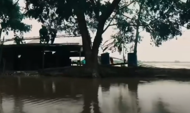 Cơ quan chức năng phải chỉ huy lực lượng chốt chặn ở các ngả để phong tỏa hiện trường phục vụ công tác điều tra. Người dân địa phương được huy động mang máy bơm rút cạn nước bên trong và tiến hành đào ở vị trí thầy bùa chỉ. Chỉ vài nhát xẻng, lần lượt hai thi thể của những nạn nhân còn lại được tìm thấy. Tất cả nạn nhân của ông thầy quái đản ra tay sát hại là nữ giới. Không một thi thể nào còn nguyên vẹn và đều bị mất đầu. (Ảnh: ANTV)